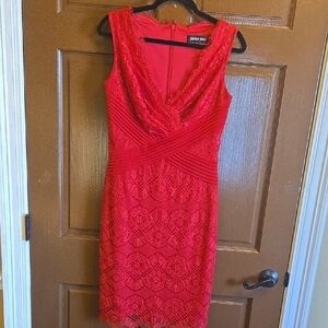 Tadashi Shoji-Red lace scalloped V neckline sleeveless sheath dress Sz 4